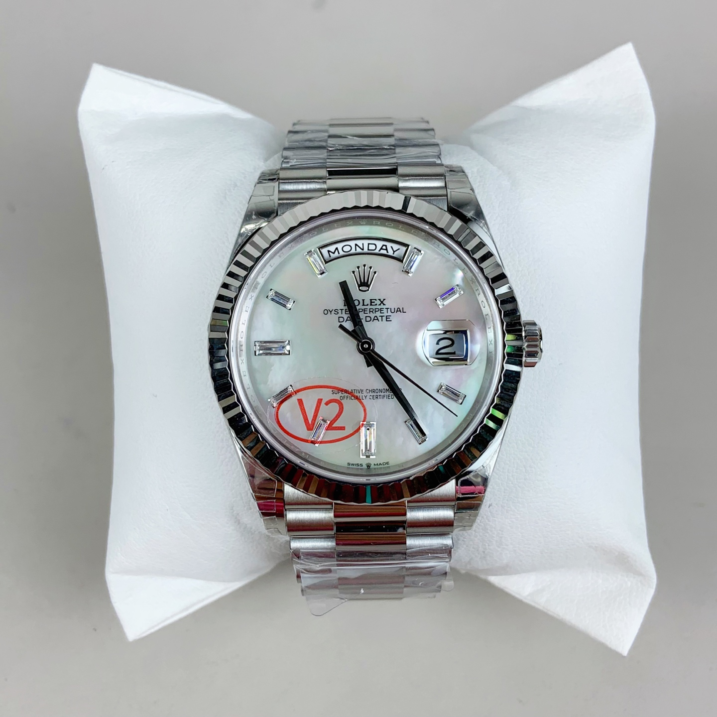 VS Factory Rolex DD40 228239 Weißgold Perlmutt Baguette VS Factory Rolex Day-Date 40 Ref. 228239 Weißgold Weißes Perlmutt Zifferblatt Baguette Diamanten